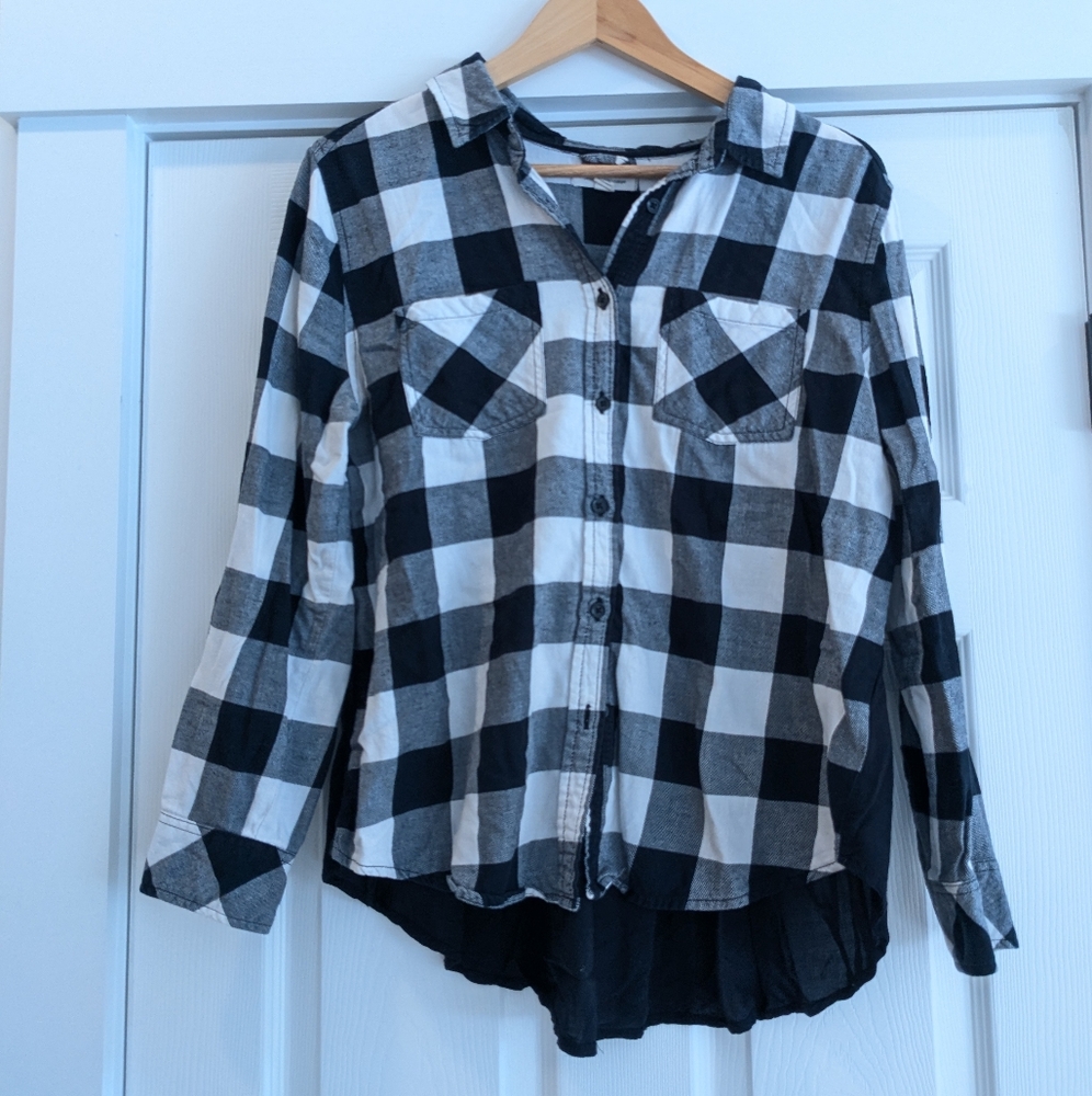 Beachlunchlounge Ruffle Back Flannel - Picture 2 of 6